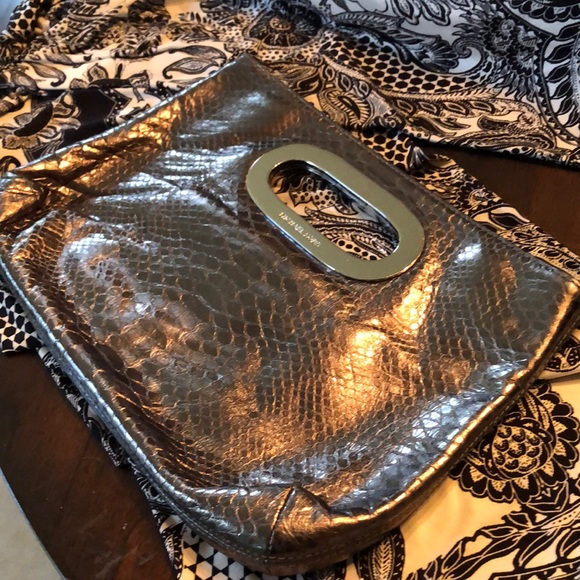 🤎 Michael Kors Bronze metallic leather snake embossed hand bag clutch - Picture 2 of 9